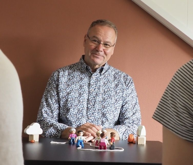Ferry Boers aan de systeemtafel in zijn praktijk